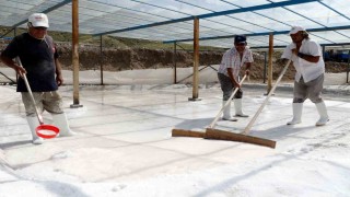 Evliya Çelebinin övgüyle bahsettiği alanda 3 bin yıldır su ekip tuz üretiyorlar