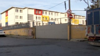 Eyüpsultanda bir okulun kapısı öğrencilerin üstüne düştü: 4 yaralı