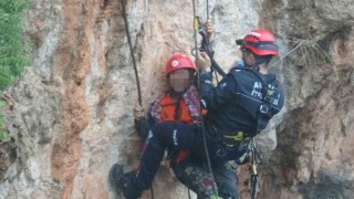 Falezlerde mahsur kalan kadın itfaiyenin zorlu operasyonuyla kurtarıldı