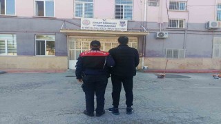 Farklı suçlardan 20 yıl hapis cezasıyla aranan şahsı jandarma yakaladı