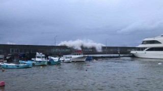 Faroz Limanını dev dalgalardan korumak için 21 tonluk beton blokların dökümü sürüyor