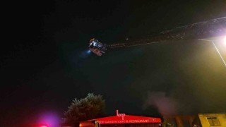 Fatihte metruk binada çıkan yangın kafeye sıçramadan söndürüldü