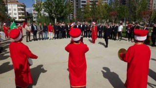 Festivalde kurulan sofradaki yemek ve tatlılar 10 dakikada tükendi