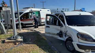 Fethiyede ambulansla hafif ticari araç çarpıştı: 2 yaralı