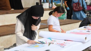 Fethiyede çocuklar Filistinli akranları için resim çizdi