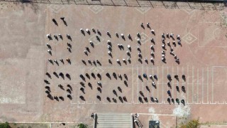 Filistin için tek yürek olan öğrencilerden Özgür Gazze koreografisi