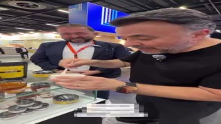 Firari FETÖcü, Almanyada Adanadan gelen firmanın balını tanıttı