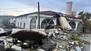 Fırtına minareyi yıktı: Cemaat ölümden döndü