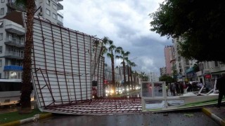 Fırtına tonlarca ağırlıktaki çatıyı karayoluna savurdu, muhtemel faciadan dönüldü