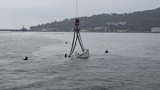 Fırtınada batan mini yat vinç yardımıyla karaya çıkarıldı