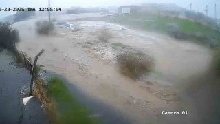 Foçada Kaptanoğlunun aracının sele kapıldığı anlar