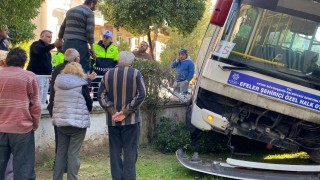 Freni tutmayan minibüs evin bahçesine daldı, facia teğet geçti