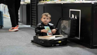 Fuardan valiz dolusu kitapla çıkıyorlar