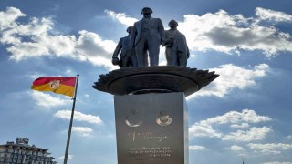 Galatasarayda Gazi Mustafa Kemal Atatürk, Tevfik Fikret ve Ali Sami Yen Anıtının açılışı yapıldı