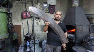 Gaziantepte el emeğiyle yapılan insan boyundaki et satırı alıcısını bekliyor