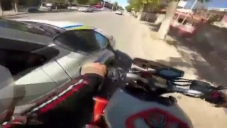 Gaziantepte trafik kurallarını ihlal eden motosikletliyi polisler çarparak durdurdu