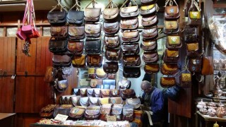 Gaziantepte yaşlı usta, 66 yıldır çanta üretiyor