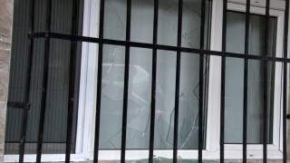 Gaziosmanpaşada cezaevinden tahliye olan bir kişinin evine el yapımı patlayıcı atıldı