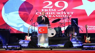 Gaziosmanpaşada Cumhuriyet Bayramı, fener alayı ve konserlerle kutlandı