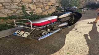 Gazipaşada mıcırda kayan motosiklet devrildi: 2 yaralı