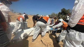 Gazzede ailelerin teşhis edemediği 54 cenaze toplu mezara defnedildi