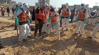 Gazzede saldırılar nedeniyle toplu şekilde defnedilen cenazeler kimlik tespiti için mezardan çıkarıldı