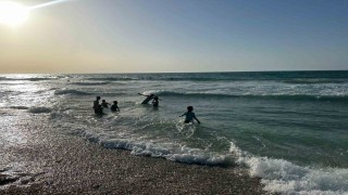 Gazzeli çocukların insani yardım getirecek aktivistleri sahilde umutla bekleyişi sürüyor