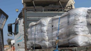 Gazzeye gönderilen yardım tırları Kerem Şalomdan bölgeye giriş yapıyor