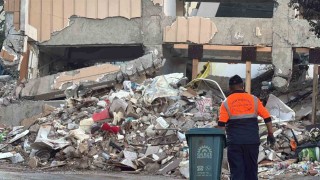 Gebzede 4 kişiye mezar olan binada çalışmalar sabahın ilk ışıklarıyla başladı