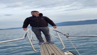 Gece kaza yapan iki gencin cenazesi sabah bulundu