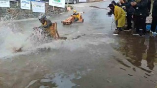 Geleneksel tahta araba yarışlarına yağmur da engel olamadı