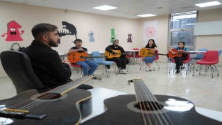 Gençlik Merkezinde gençler sanatı keşfediyor