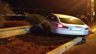 Gercüşte otomobil istinat duvarına çarptı