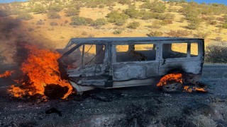 Gercüşte seyir halinde alev alan minibüs küle döndü