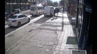 Geri manevra yaparken yayayı böyle yere serdi: Görünmez kaza kamerada