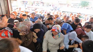 Giyim mağazasında indirim izdihama neden oldu