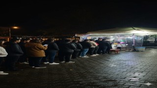 Glikoz şurubu kullanmadan halka tatlısı yapıyor, kuyruk caddelere taşıyor