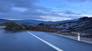 Gökçeadada sel; bazı iş yerleri ve evler sular altında kaldı toprak kayması yolları kapattı