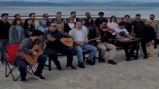 Göldeki mini adada türkülerle Beyşehir Gölü kurumasın farkındalık etkinliği