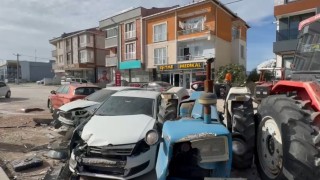 Gönende kontrolden çıkan tır, park halindeki 8 araca çarptı