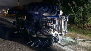 Gönende otomobil traktöre çarptı: 2 yaralı