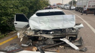 Gördeste iki araç kafa kafaya çarpıştı: 4 yaralı