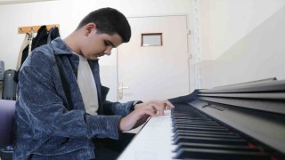 Gözleri görmüyor ama kalbiyle görüyor, sesliyle büyülüyor