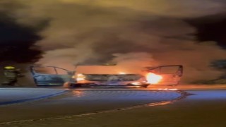 Gözleri önünde minibüs alev alev yandı