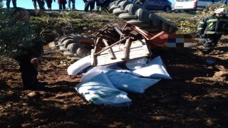 Gübre taşıyan traktör devrildi, sürücü altında kaldı