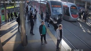 Güvenlik görevlisi genç kızı tramvayın altında kalmaktan son anda kurtardı: O anlar kameraya yansıdı