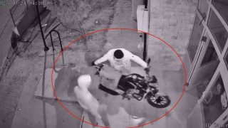 Güvenlik kamerasına yakalanan hırsızlar, çaldıkları motosiklete kendi malları gibi binip gittiler