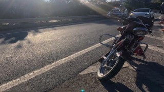 Hafif ticari araca çarpan motosikletin sürücüsü yaralandı