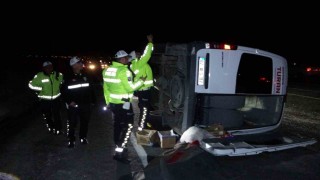 Hafif ticari araçla çarpışan tur midibüsü devrildi: 13ü öğrenci 14 kişi yaralandı