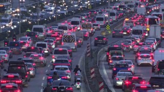 Haftanın ilk mesai gününde İstanbul trafiği kilitlendi